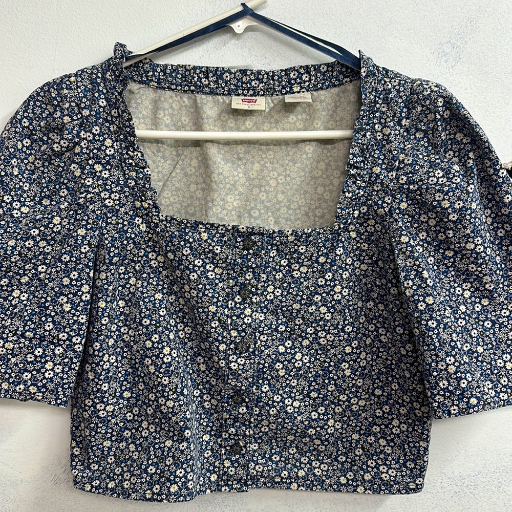 Levi’s  puffy short sleeves crop top